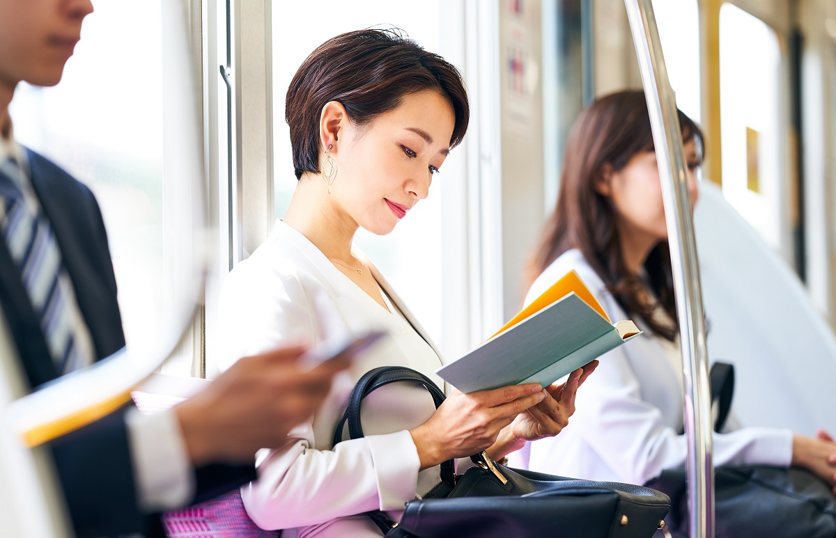 電車で出勤途中のビジネスパーソン