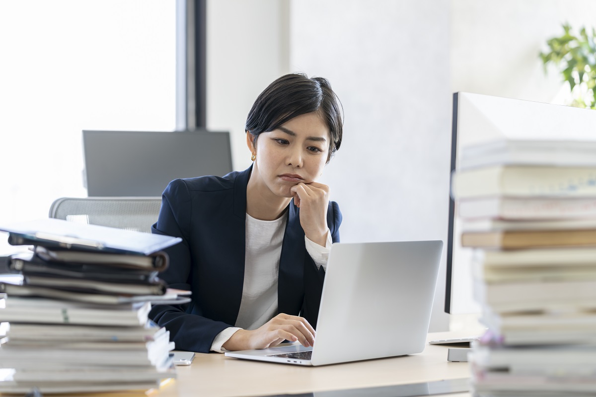 平均的な残業時間はどのくらい？1日2時間は多い？（パソコン画面を見つめるビジネスパーソン）