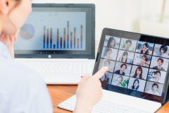 業務状況を確認している様子