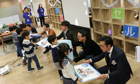 ※写真は2016年度の「ランドセルの会」の贈呈式の様子