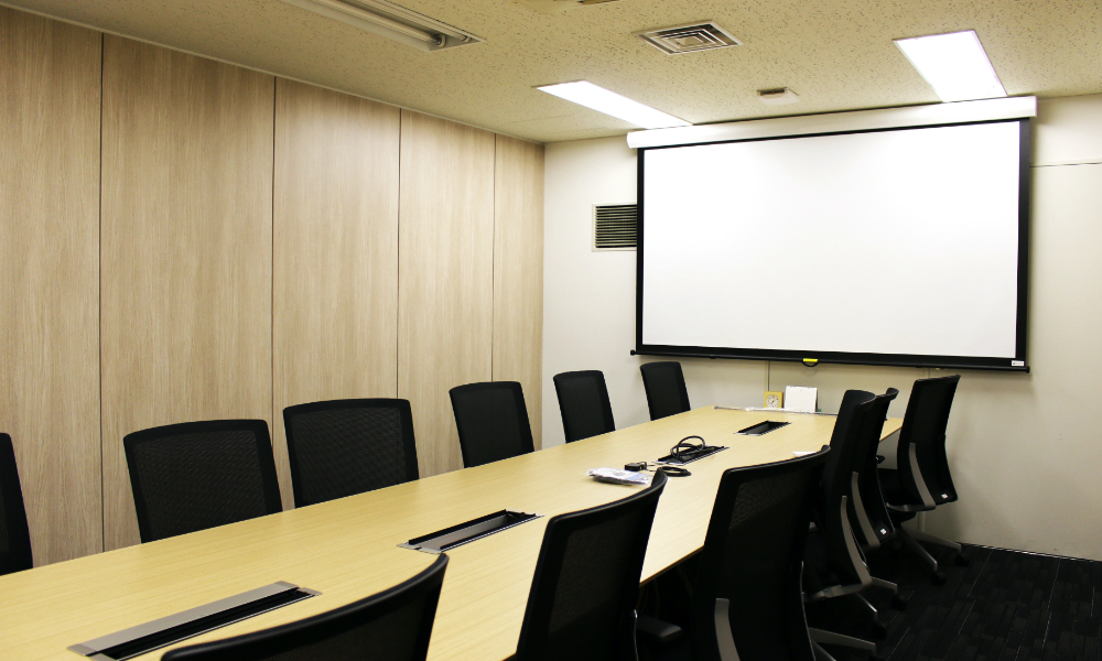 来客や社内の重要会議など、機密度に応じフリースペースと分け利用できる会議室（赤坂オフィス）